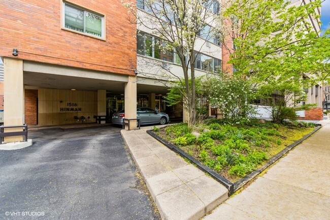 Building Photo - Large 1 Bed/Bath Evanston Condo with TWO P...