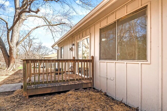 Building Photo - Beautifully Renovated 3 Bedroom Home in KCK Available Now!  1st Month's Rent is FREE!
