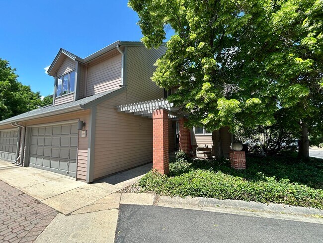 Building Photo - Gorgeous 4 Bedroom Townhome Steps from Boulder Country Club