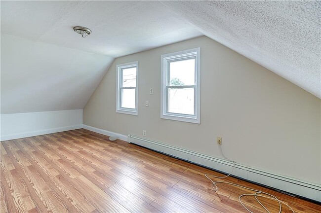 Building Photo - 614 River Ave