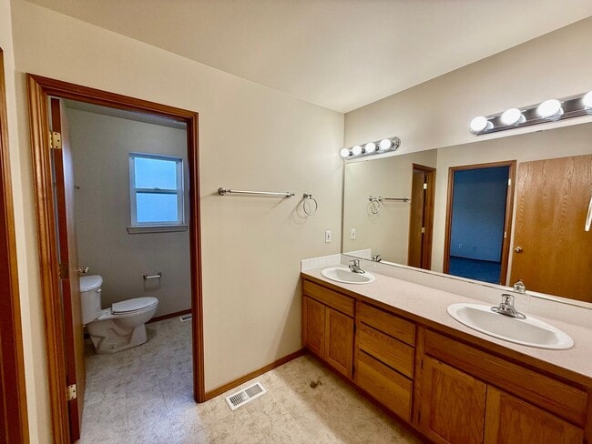 Building Photo - Charming 3 bed, 2.5 bath townhome located ...