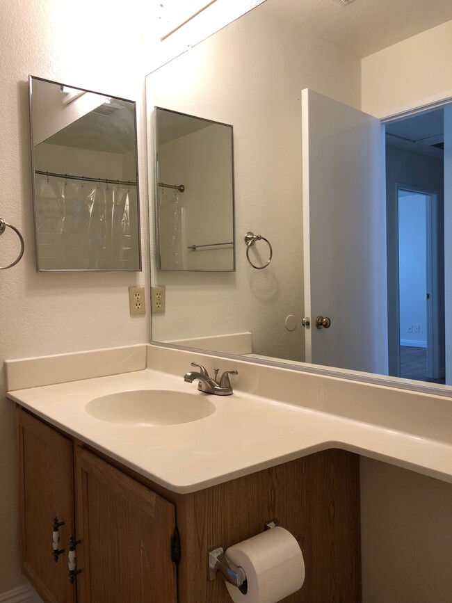 Hallway Bathroom - 3109 Titcher Ln