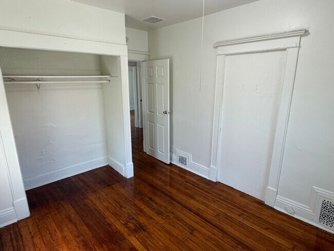 Building Photo - 2523 Jones St