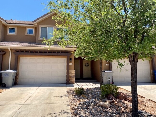 Building Photo - LARGE TOWNHOME AVAILABLE FOR RENT!