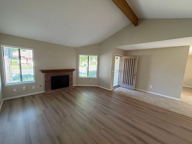 Building Photo - Well Maintained Duplex