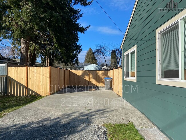 Building Photo - Charming Rambler 2-Bedroom Home with Fully Fenced Yard in Bremerton!