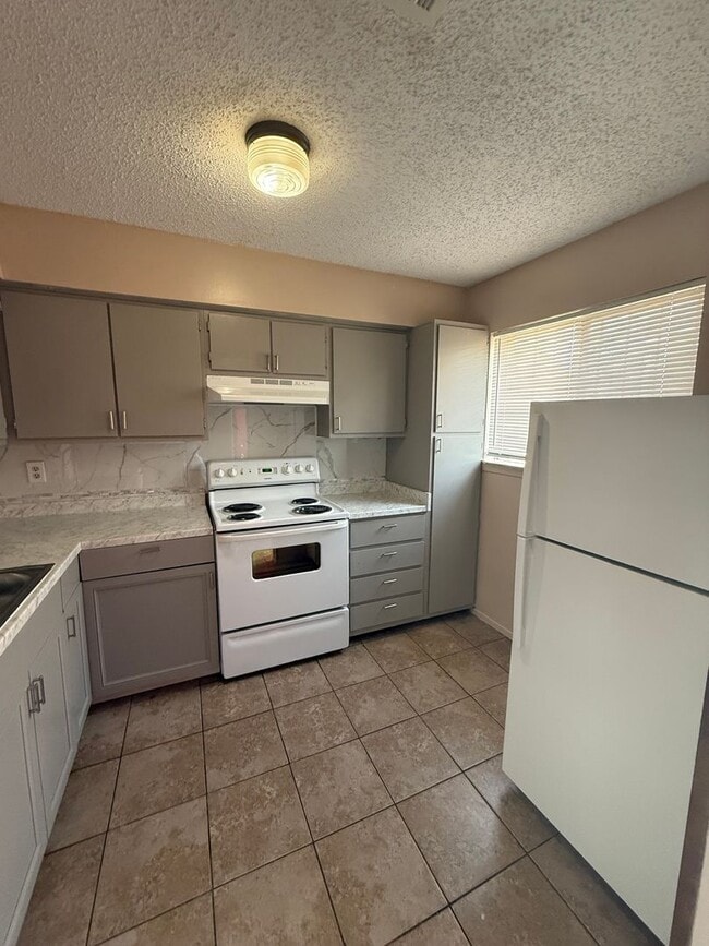 Building Photo - 2 bedroom 2 bath town home in a gated community