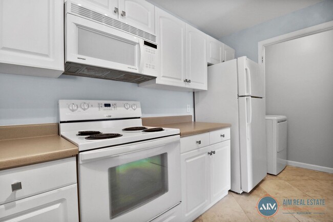 Building Photo - Bright, Freshly Updated 2BR/2BA Condo at T...