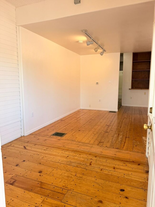 Building Photo - 424 N 9th St