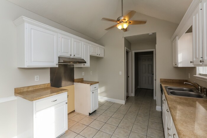 Building Photo - 2038 Red Oak Dr