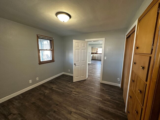 Building Photo - 1946 St Lawrence Ave