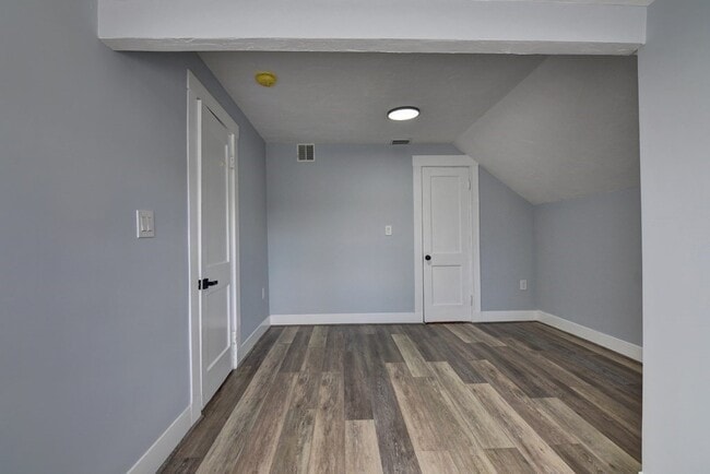 Building Photo - 9 Elm Ave