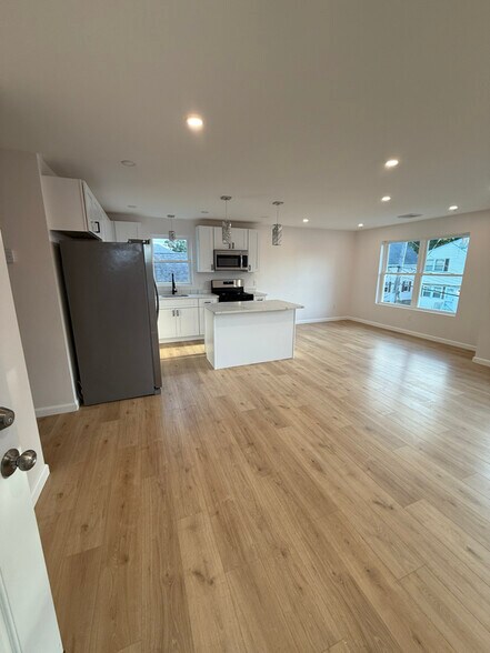 Primary Photo - 37 Durham St