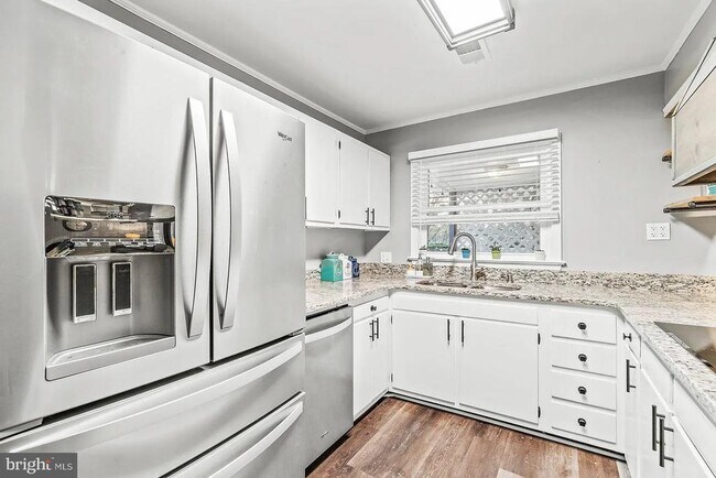 Building Photo - 8413 Rosemont Cir