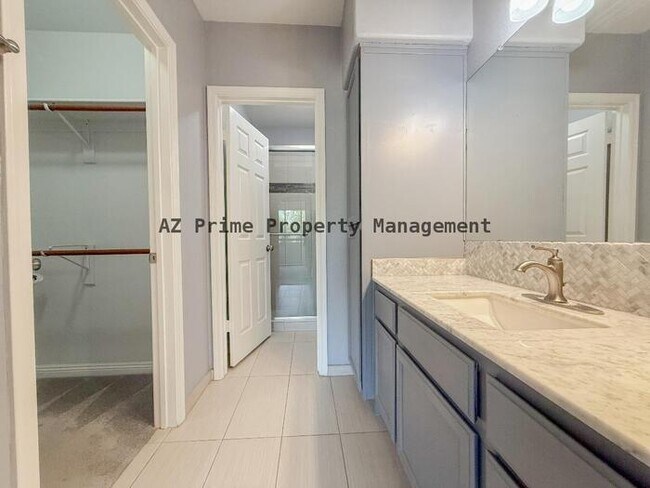 Building Photo - 750 E Northern Ave