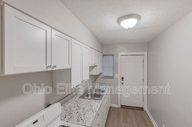 Building Photo - 987 Lilley Ave