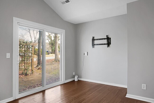 Building Photo - Charming 3 Bedroom 2 bathroom ready for you to call home!