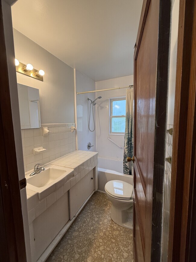Building Photo - 312 N Chilhowee Dr