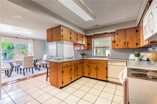 Building Photo - 5418 Riverhills Dr