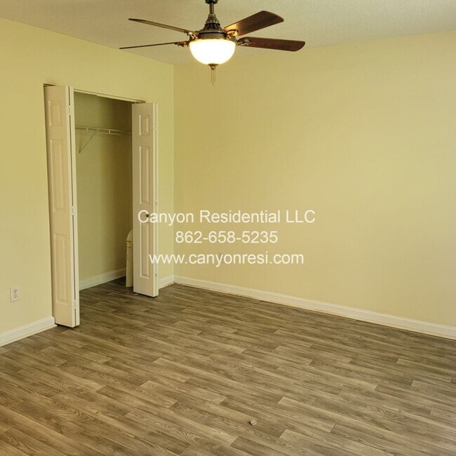 Building Photo - 461 Bedford Knoll Dr