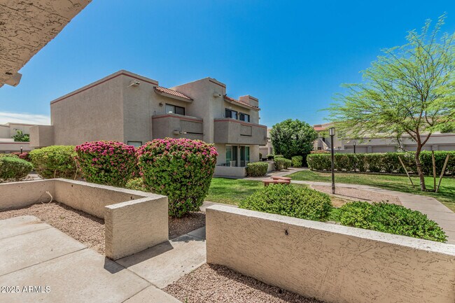 Building Photo - 985 N Granite Reef Rd