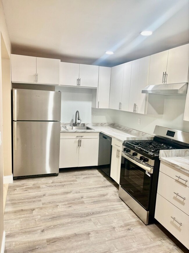 Primary Photo - 2 Bedroom, 1 Bathroom Newly Renovated Cond...