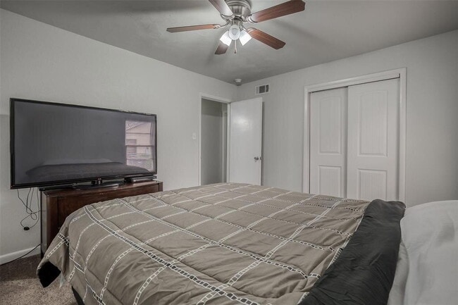 Building Photo - Recently Remodeled 3-Bedroom Home with Gat...