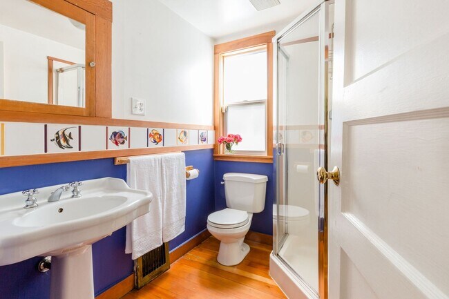 Building Photo - Madrona Home