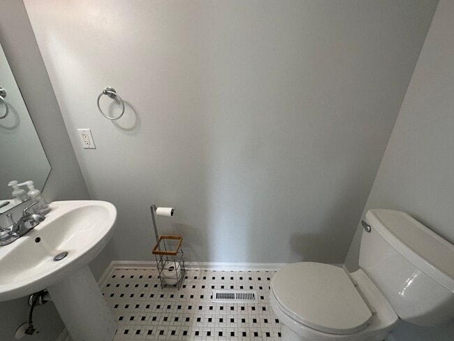 Building Photo - 3-bedroom, 3.5-bathroom nestled in Wyndhurst VA.