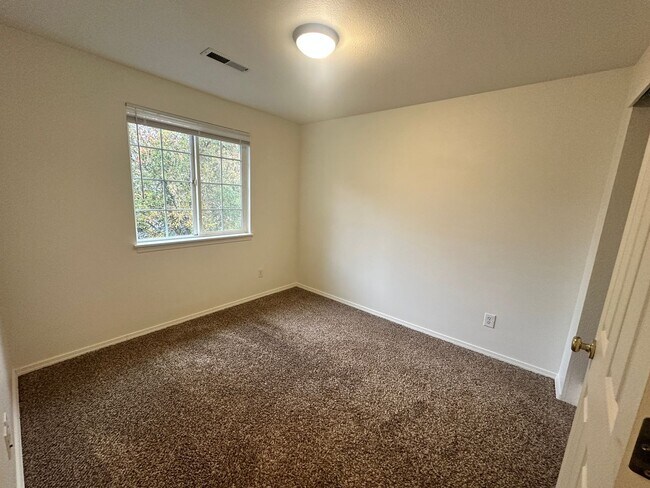 Building Photo - Convenient Beaverton Townhome!