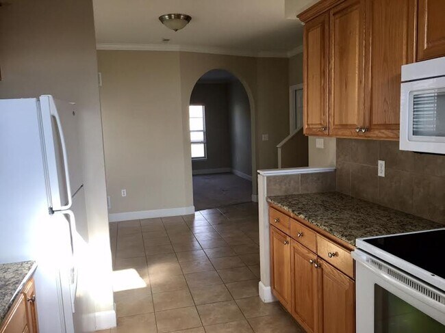 Building Photo - Wonderful 3 bed 3.5 bath near Clinton Lake!