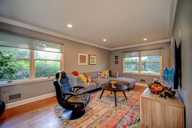 Building Photo - 117 Elm Ln