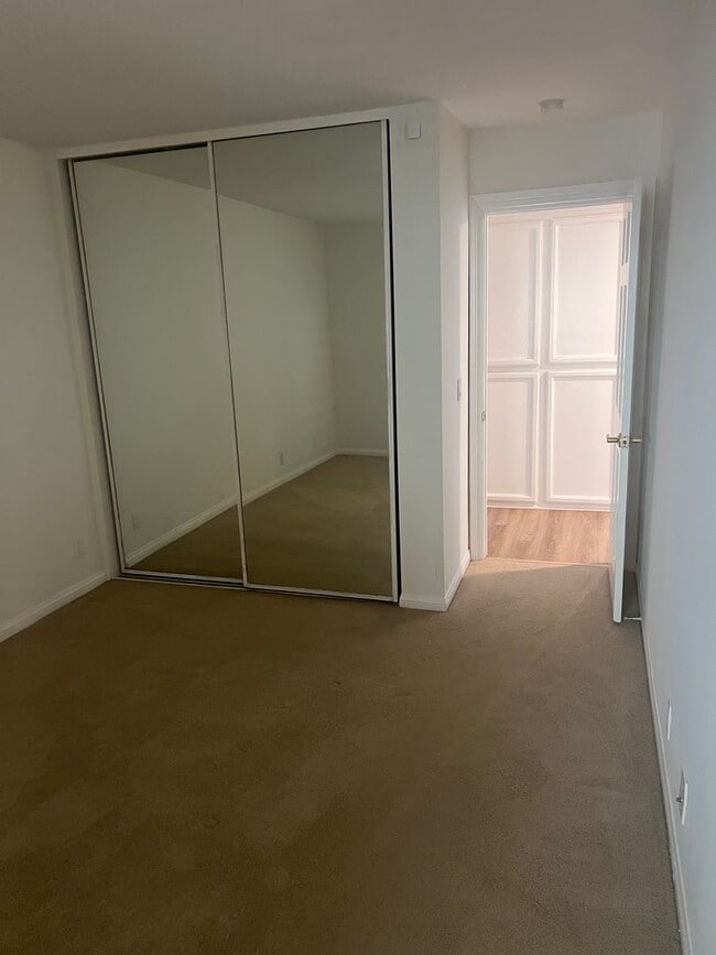 Building Photo - Huge 2 bed 2 bath condo.  2 balconies peek a boo ocean views