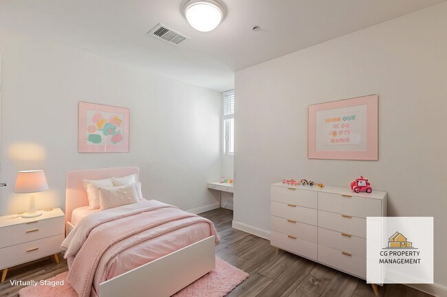 Building Photo - 3 Bedroom Townhouse with Bonus Loft/Office