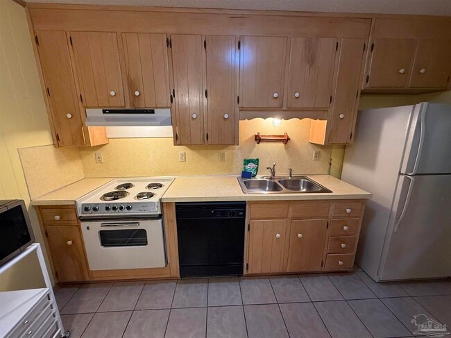 Building Photo - 1469 E Johnson Ave