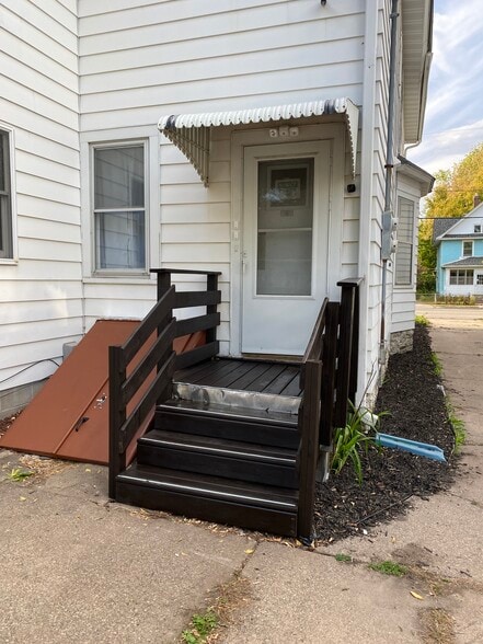 Building Photo - 718 6th St E