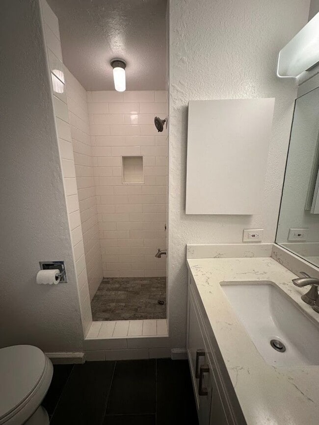 Building Photo - The Continental 2 bedroom, 1 bath, 1 assig...