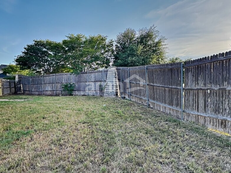 Building Photo - 1701 Amberwood Loop