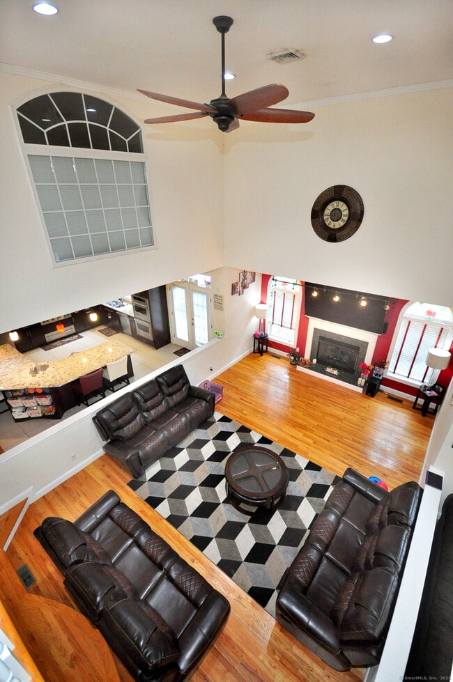 Building Photo - 3 Maplecrest Ln