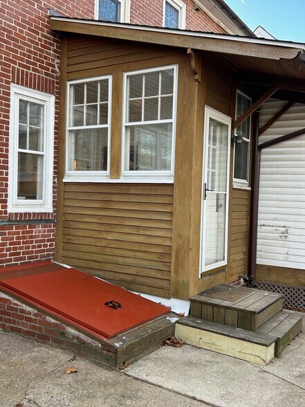 Building Photo - 1407 Delaware Ave