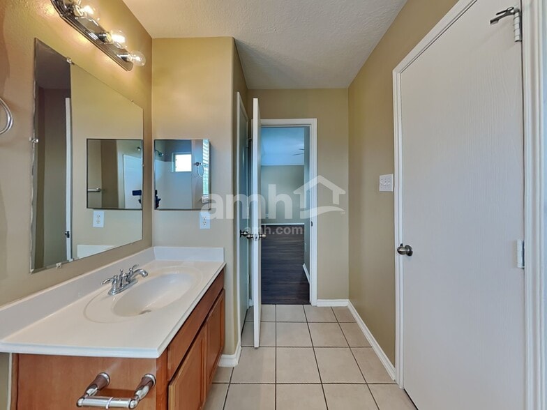 Building Photo - 8918 Farm Ridge Ln