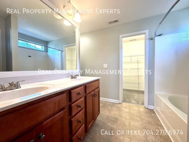 Building Photo - 14221 Lake Crossing Dr