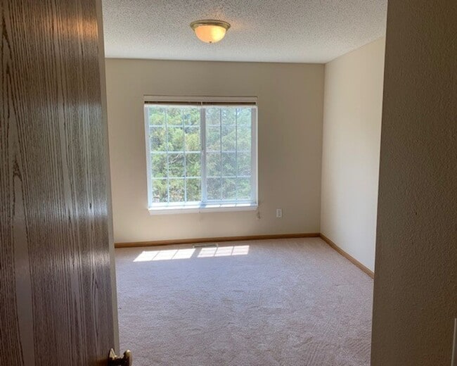 Building Photo - Nice 2 Bedroom 1.5 Bathroom Townhome in Hudson