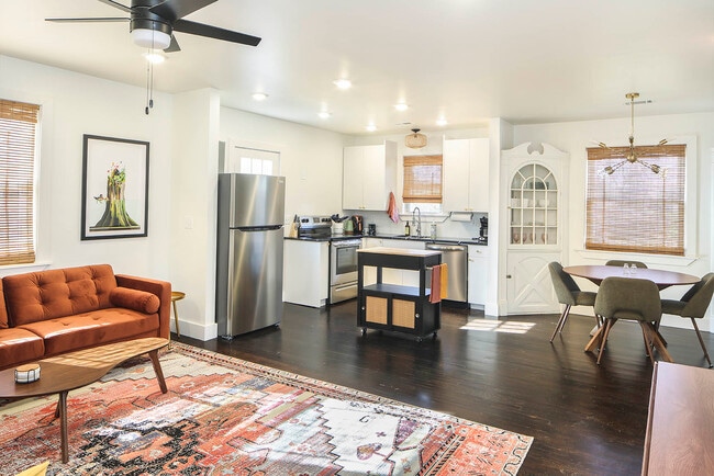 Building Photo - 1104 Matthews Pl