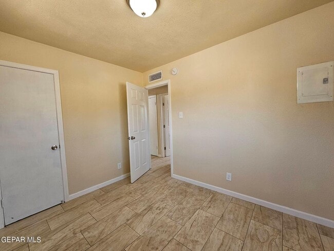 Building Photo - 6005 Tampa Ave