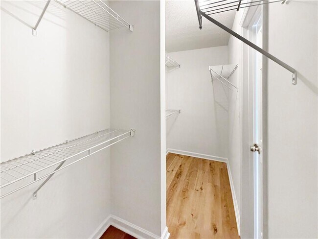 Building Photo - 3385 Stoneleigh Run Dr NE