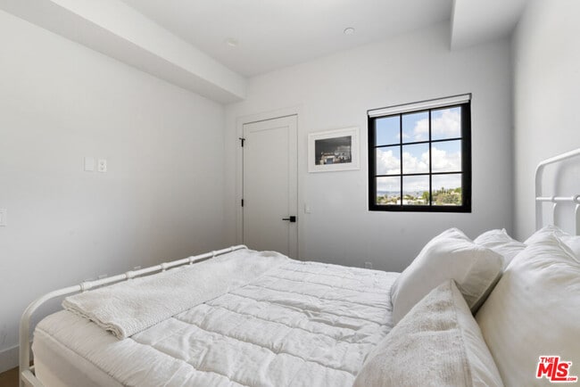 Building Photo - 738 Parkman Ave