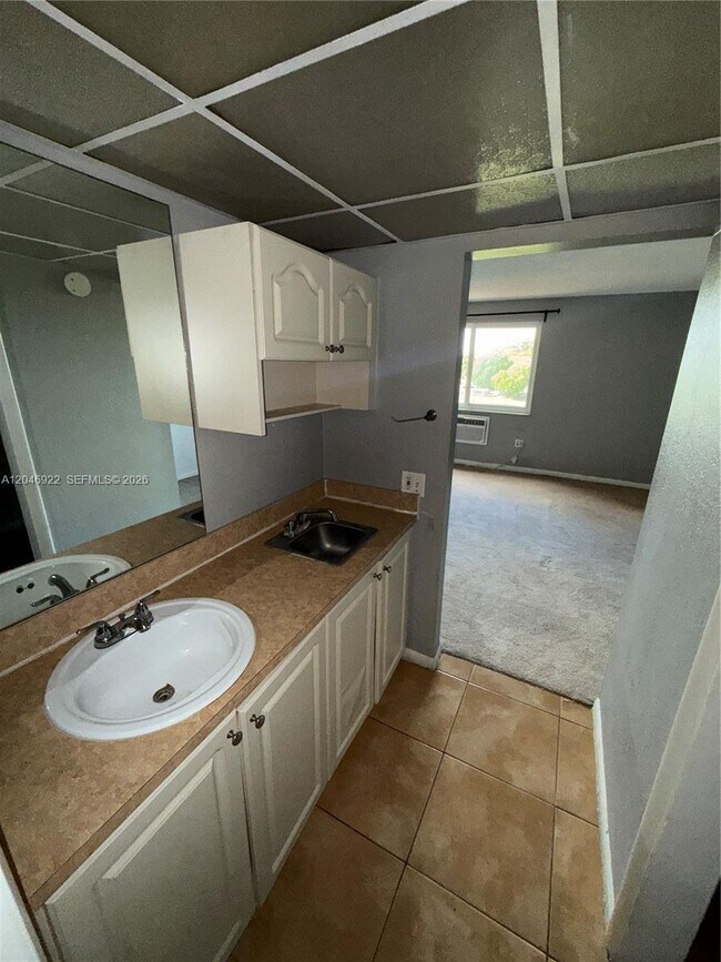 Building Photo - 6960 Miami Gardens Dr
