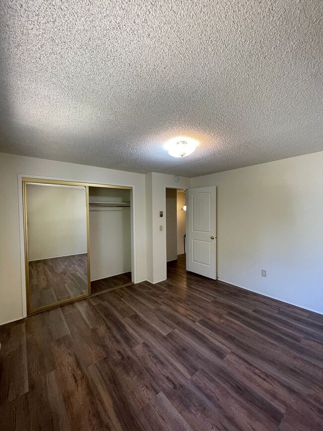 Building Photo - 3 Bed 1.5 Bath Townhouse