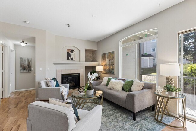 Building Photo - Recently Remodeled Unit